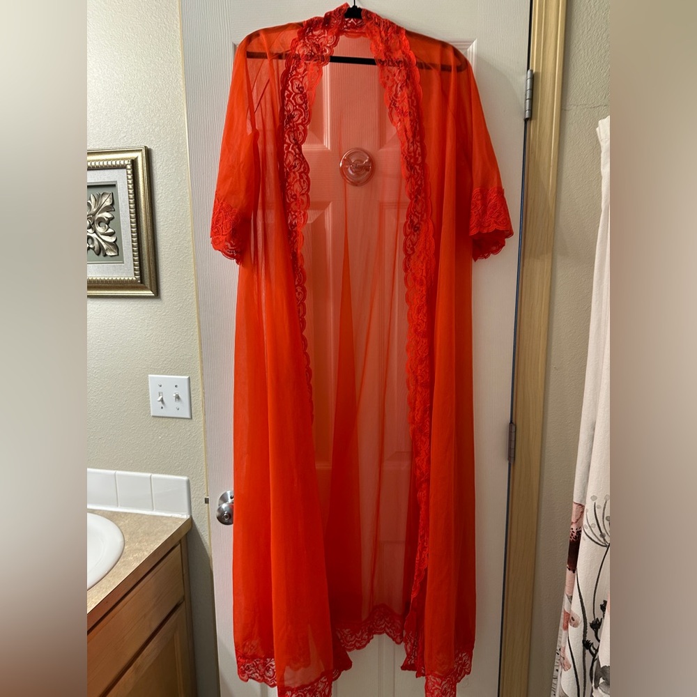 ⭐ Vintage Vanity Fair Red Nylon Lace Peignoir Set (Robe + Nightgown) - Picture 7 of 13